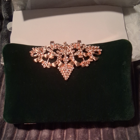 🐎NEW! Green Velvet Clutch Gold Accents - Picture 7 of 7